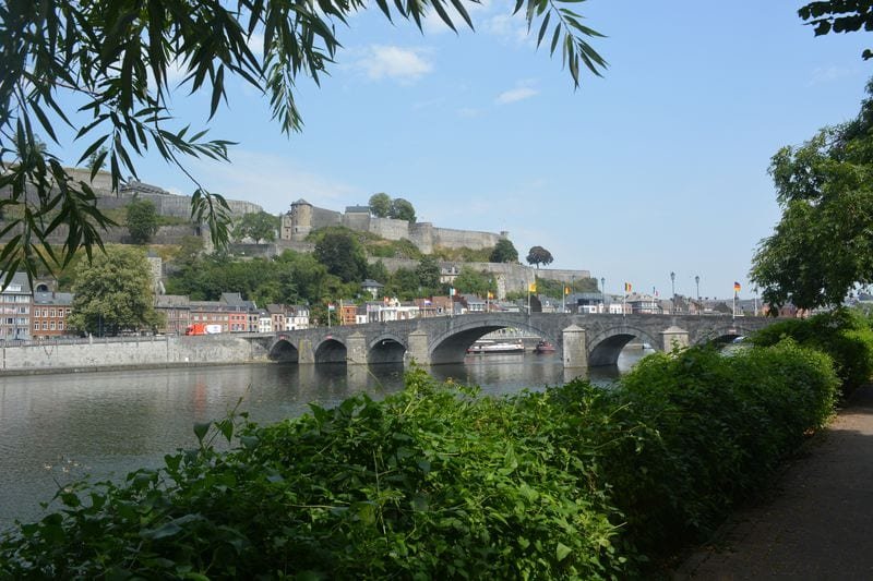 La citadelle de Namur au-dessus de la Meuse